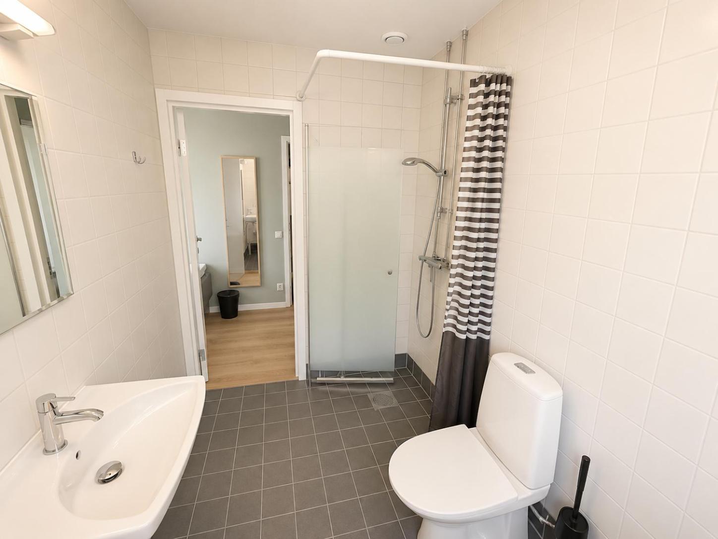 Zweibettzimmer mit eigenem Bad